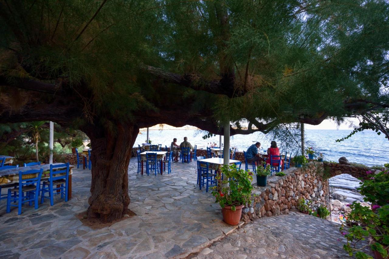 Taverna Akrogiali Loutro Esterno foto